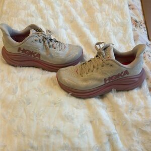 Hoka Clifton 10 sneakers in rose cream/dried rose size 7.5